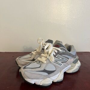 BARELY WORN New Balance 9060 (SZ 7.5)